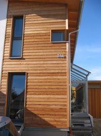 Einfamilienhaus Marzling Geb&auml;udeecke mit Holzverschalung und Eckfenster